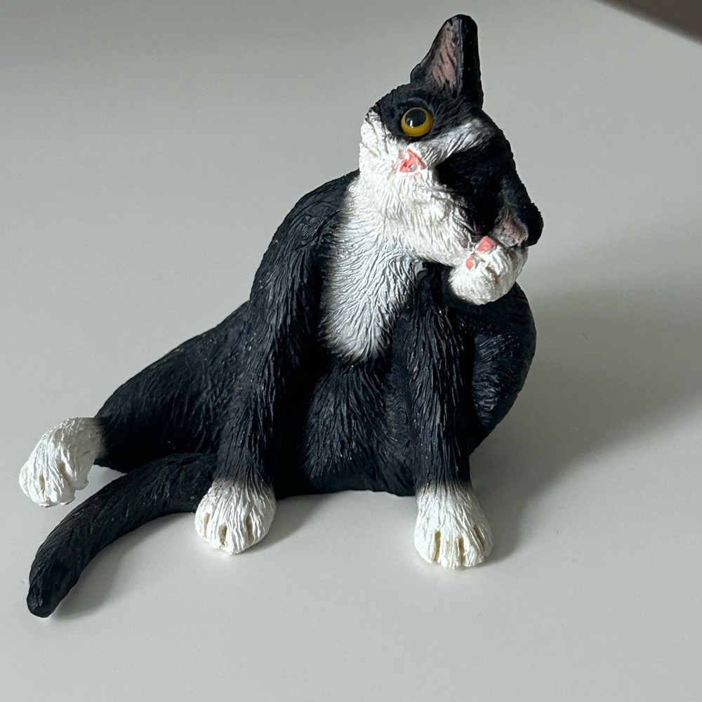 Scratching tuxedo cat creations by Carole